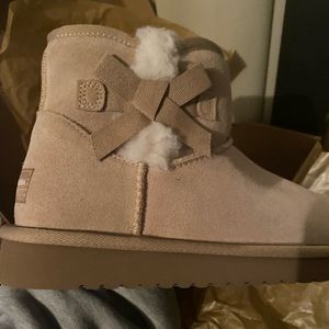 NWT Ugg Koolaburra Victoria short boots with trendy bow